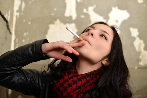 Женщина курит электронную сигарету — стоковое фото