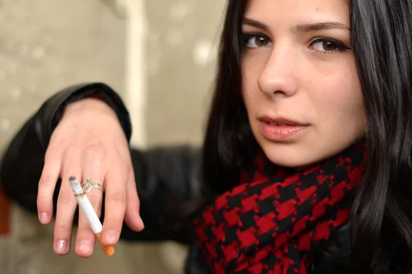Femme fumant e-cigarette — Photo