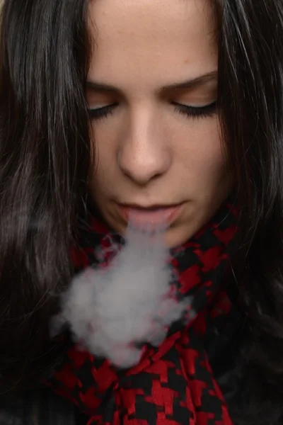 Femme fumant e-cigarette — Photo