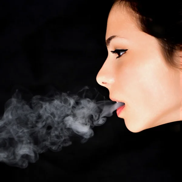 Femme fumant cigarette — Photo