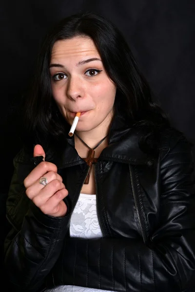 Femme fumant cigarette — Photo