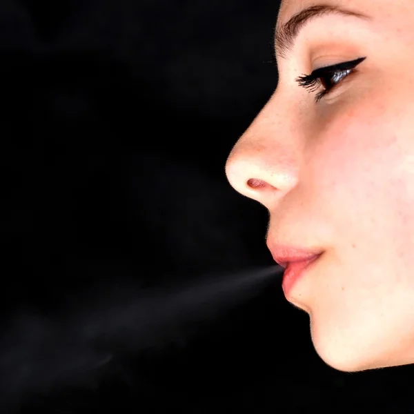 Vrouw Rookvrije sigaret — Stockfoto