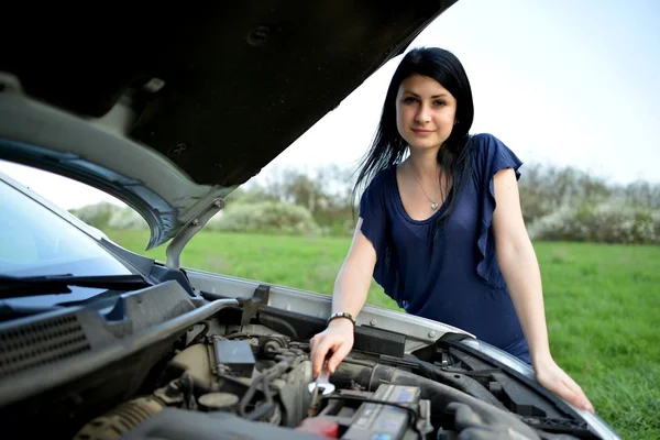 Mulher bonita triste com carro quebrado — Fotografia de Stock