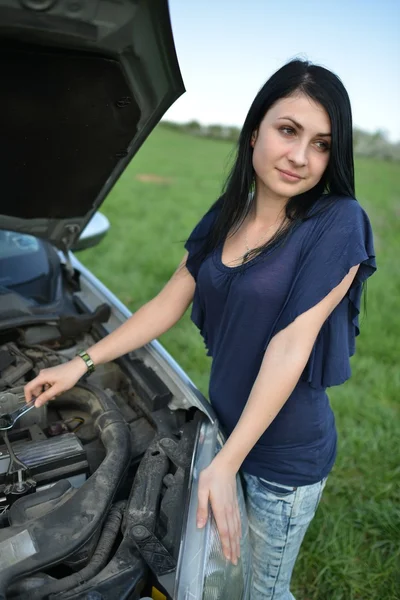 Mooie vrouw triest met gebroken auto — Stockfoto