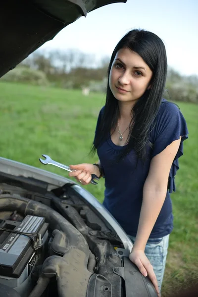 Belle femme triste avec voiture cassée — Photo