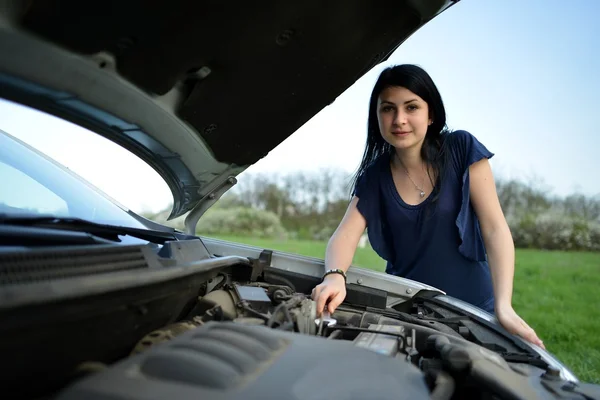 Belle femme triste avec voiture cassée — Photo