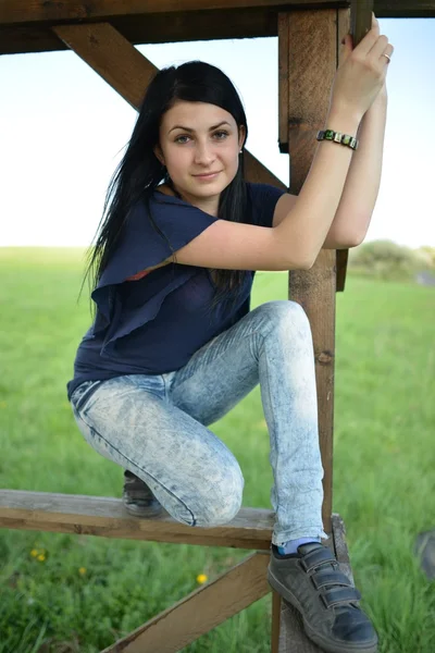 Jonge vrouw en natuur — Stockfoto