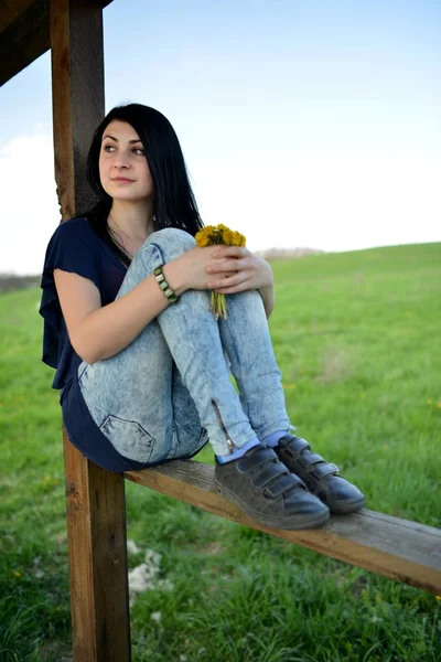 Fiatal nő és a természet — Stock Fotó