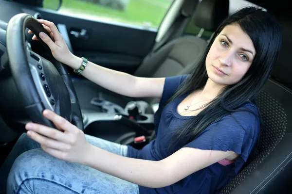 Mulher bonita triste com carro quebrado — Fotografia de Stock