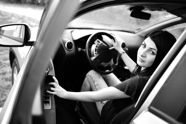 Mulher bonita triste com carro quebrado — Fotografia de Stock