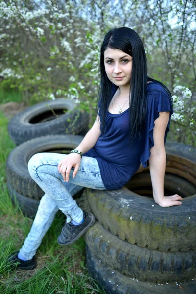 Mujer joven y naturaleza — Foto de Stock