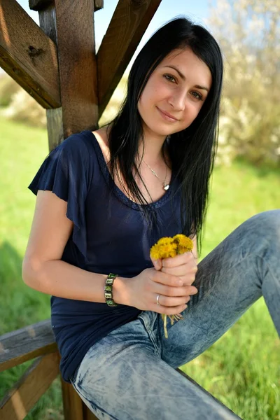 Krásná žena s Pampeliška — Stock fotografie