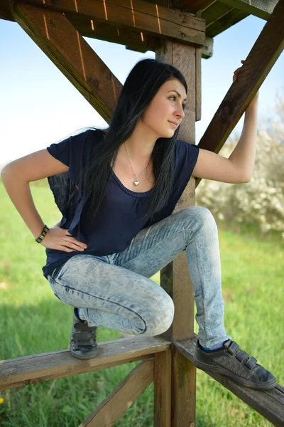 Mujer joven y naturaleza —  Fotos de Stock