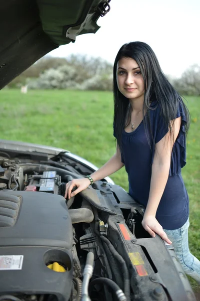 Belle femme triste avec voiture cassée — Photo