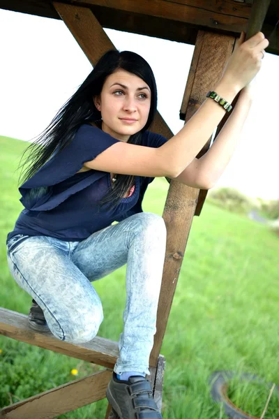 Mujer joven y naturaleza —  Fotos de Stock