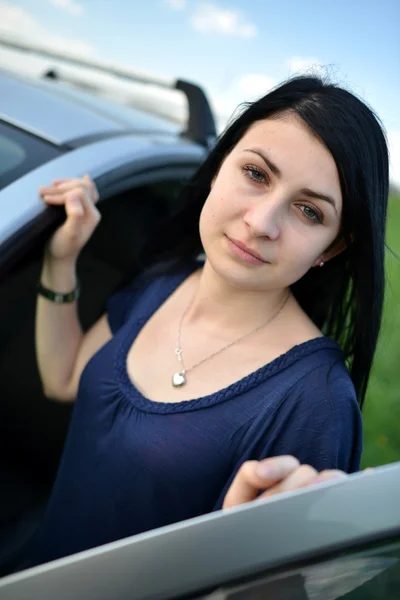 Mooie vrouw triest met gebroken auto — Stockfoto