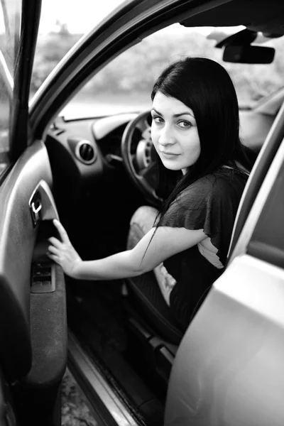 Bella donna triste con auto rotta — Foto Stock