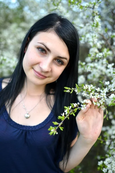 Jonge vrouw en natuur — Stockfoto