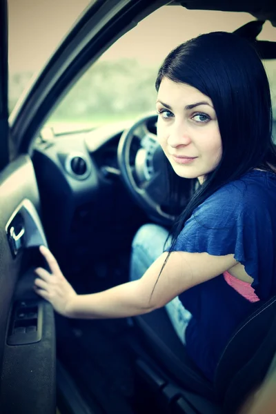 Vacker kvinna trist med trasiga bil — Stockfoto