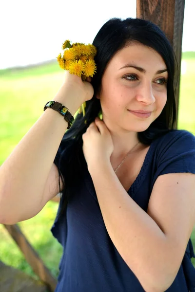 Mooie vrouw met paardebloem — Stockfoto