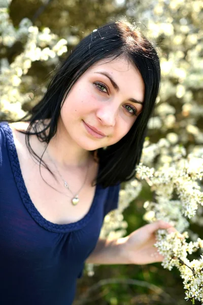 Jonge vrouw en natuur — Stockfoto