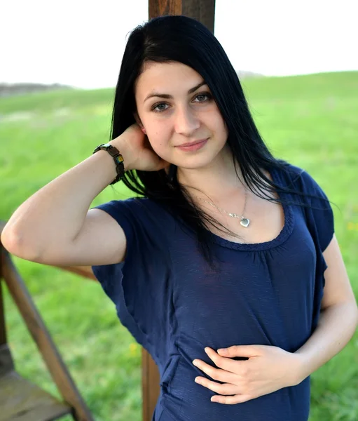 Junge Frau und die Natur — Stockfoto