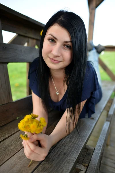 Mulher bonita com dente de leão — Fotografia de Stock