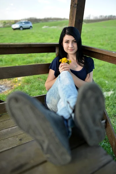 Mooie vrouw met paardebloem — Stockfoto