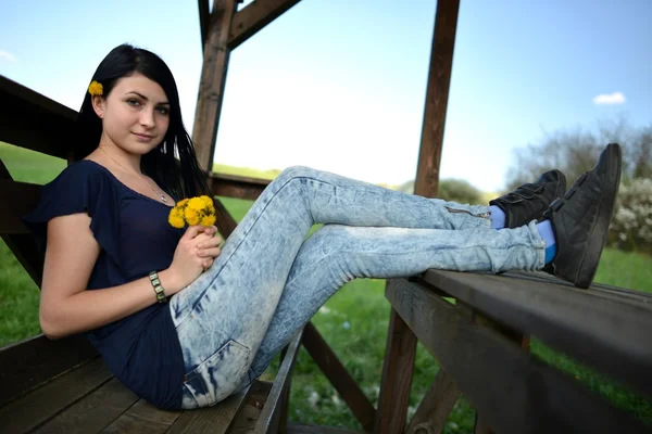 Bella donna con dente di leone — Foto Stock