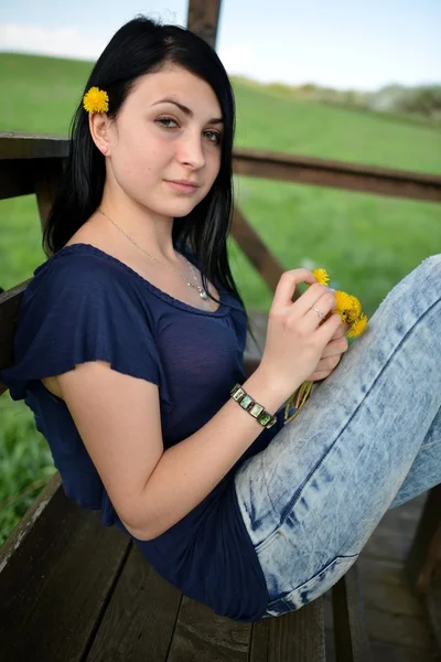 Mulher bonita com dente de leão — Fotografia de Stock