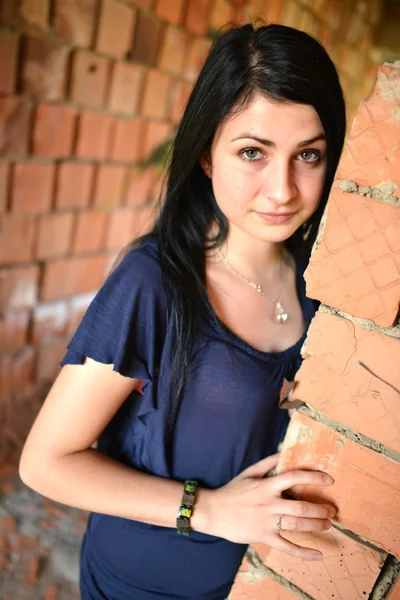 Güzel bir genç kadının portresi sokak — Stok fotoğraf