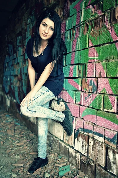 Un portrait de rue d'une belle jeune femme — Photo