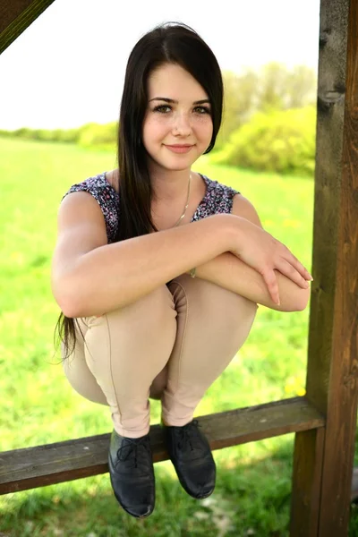 Beautiful young woman in the field — Stock Photo, Image