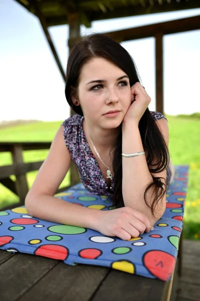 Mooie jonge vrouw in het veld — Stockfoto