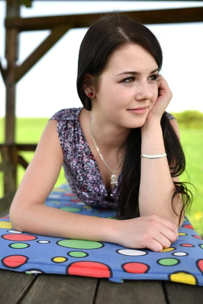 Mooie jonge vrouw in het veld — Stockfoto