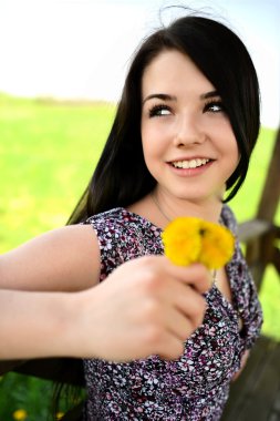 Tarladaki güzel genç kadın.