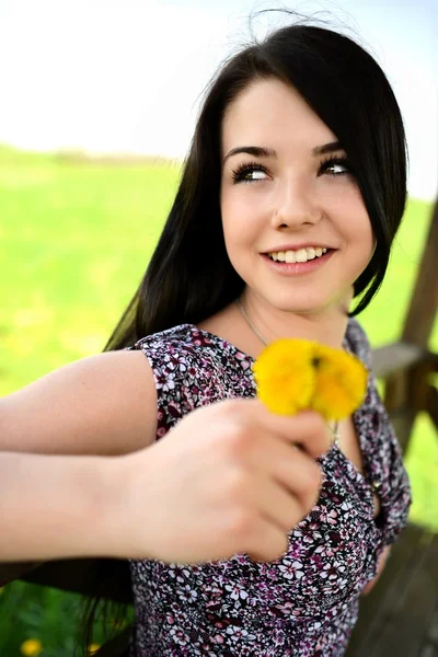 Hermosa joven en el campo —  Fotos de Stock