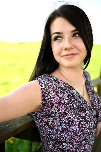 Beautiful young woman in the field — Stock Photo, Image