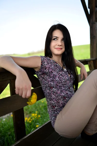 Mooie jonge vrouw in het veld — Stockfoto