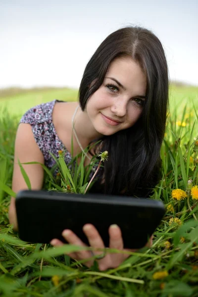 Schöne junge Frau auf dem Feld — Stockfoto