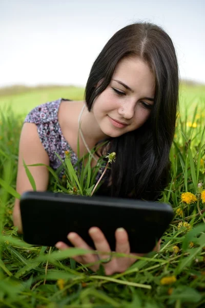 Schöne junge Frau auf dem Feld — Stockfoto