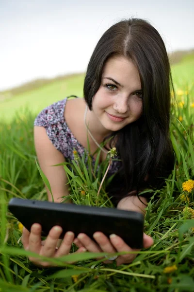 Schöne junge Frau auf dem Feld — Stockfoto