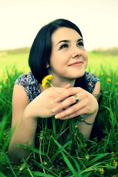 Mooie jonge vrouw in het veld — Stockfoto