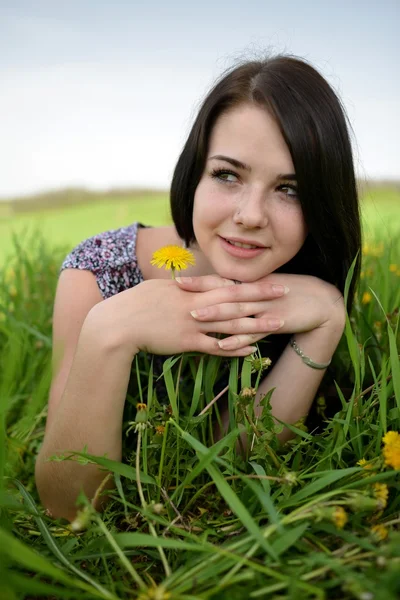 Красива молода жінка в полі — стокове фото