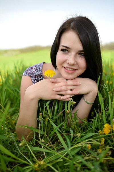 Красивая молодая женщина в поле — стоковое фото
