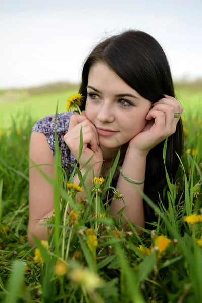 Mooie jonge vrouw in het veld — Stockfoto