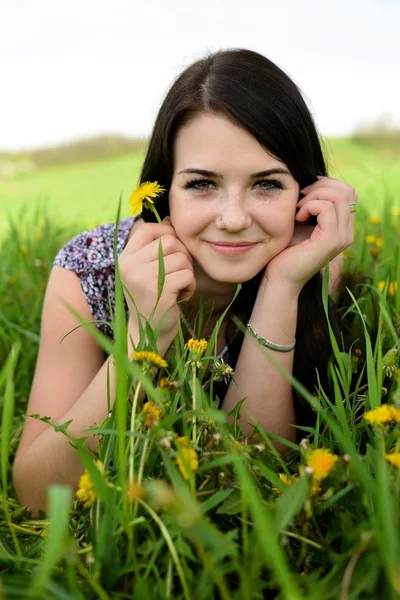 Schöne junge Frau auf dem Feld — Stockfoto