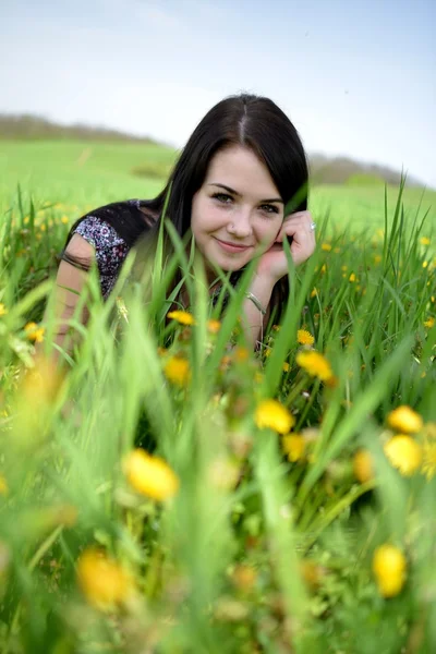 Bela jovem mulher no campo — Fotografia de Stock