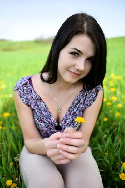 Gyönyörű fiatal nő a területen — Stock Fotó
