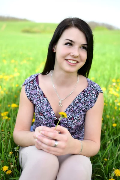 Mooie jonge vrouw in het veld — Stockfoto